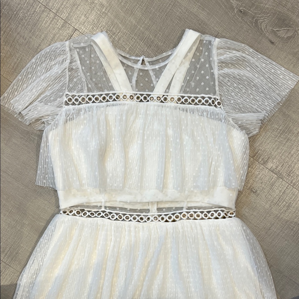 Chic White Midi Dress with Lace Details - Picture 5 of 9